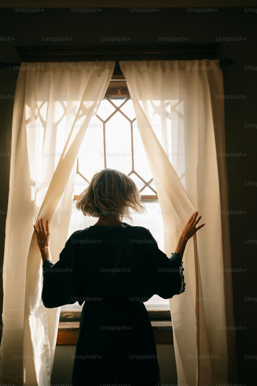 盯着拾荒老人不放，是怜悯？还是想遮羞？